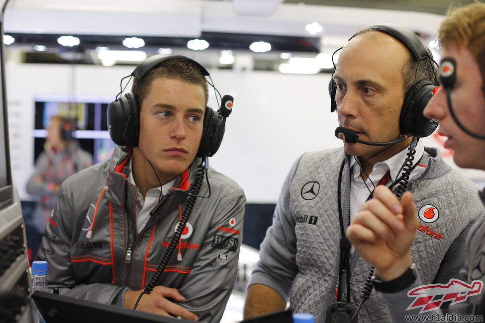 Oliver Turvey aprende en el 'box' de McLaren