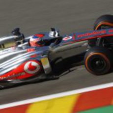 Jenson Button ataca los bordillos del trazado de Spa