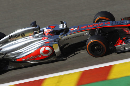 Jenson Button ataca los bordillos del trazado de Spa