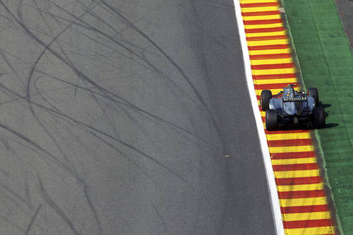 Lewis Hamilton a punto de completar otra vuelta