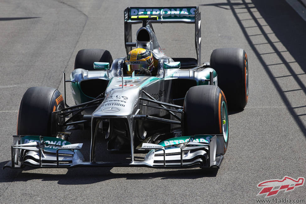 Lewis Hamilton rueda con el neumático duro