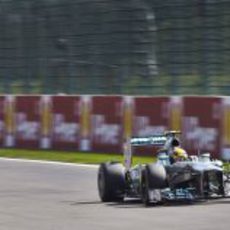 Lewis Hamilton prueba a realizar sus vueltas con el duro