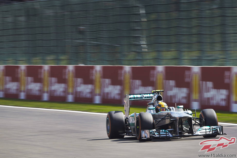 Lewis Hamilton prueba a realizar sus vueltas con el duro