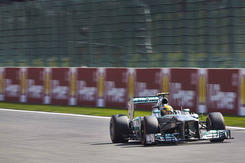 Lewis Hamilton prueba a realizar sus vueltas con el duro