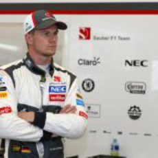 Nico Hülkenberg, serio en el box de Sauber