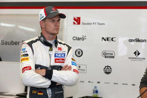 Nico Hülkenberg, serio en el box de Sauber