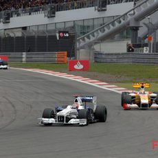 Kubica mantiene detrás a Alonso