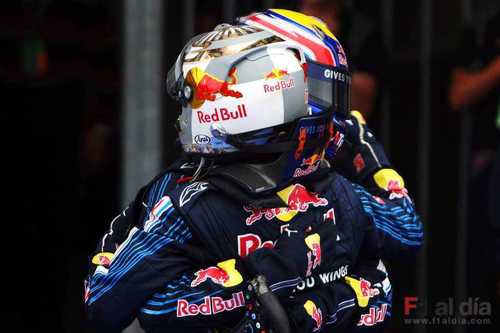 Los pilotos de Red Bull se abrazan