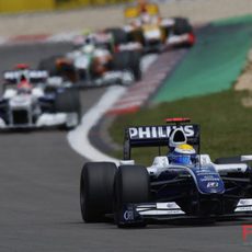 Rosberg mantiene la distancia