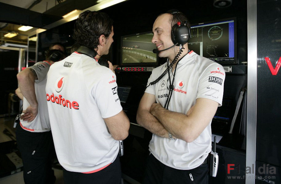 De La Rosa en el box de McLaren
