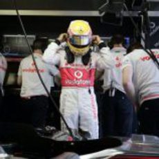 Hamilton se prepara para salir a pista