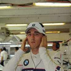 Kubica se prepara los auriculares