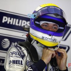 Rosberg se pone el casco