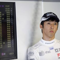 Nakajima junto a la tabla de tiempos