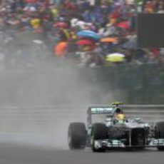 Lewis Hamilton, clasificando en mojado