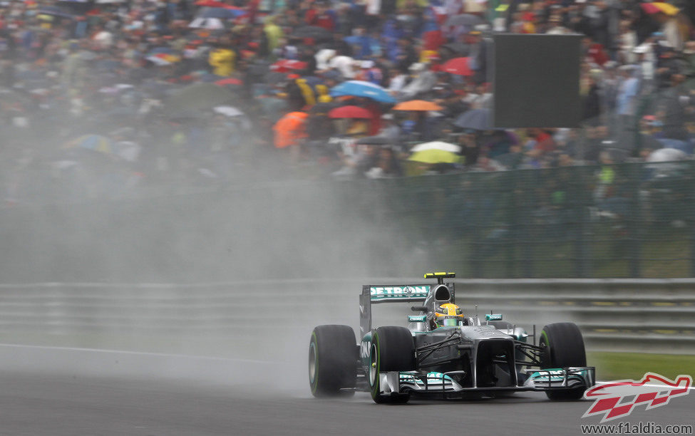 Lewis Hamilton, clasificando en mojado