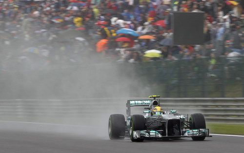 Lewis Hamilton, clasificando en mojado