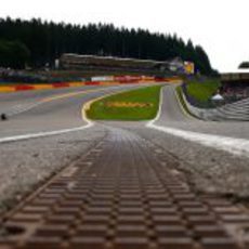 Mark Webber afronta Eau Rouge