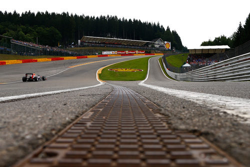 Mark Webber afronta Eau Rouge