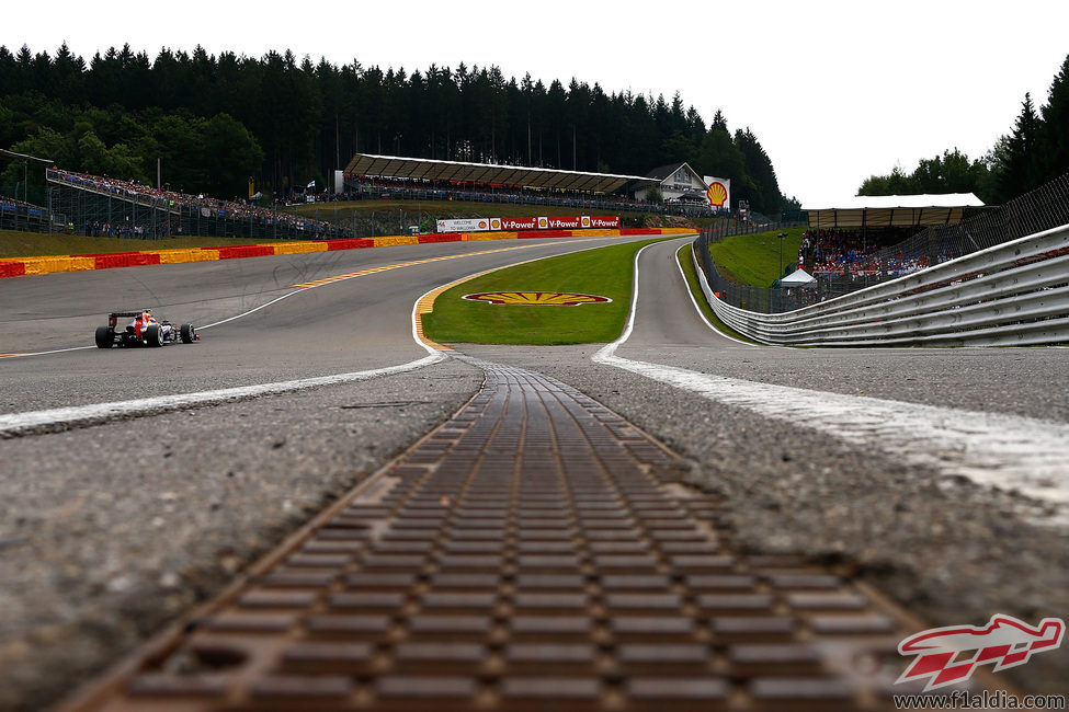 Mark Webber afronta Eau Rouge