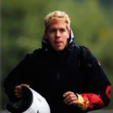 Sebastian Vettel llegó en moto a Spa