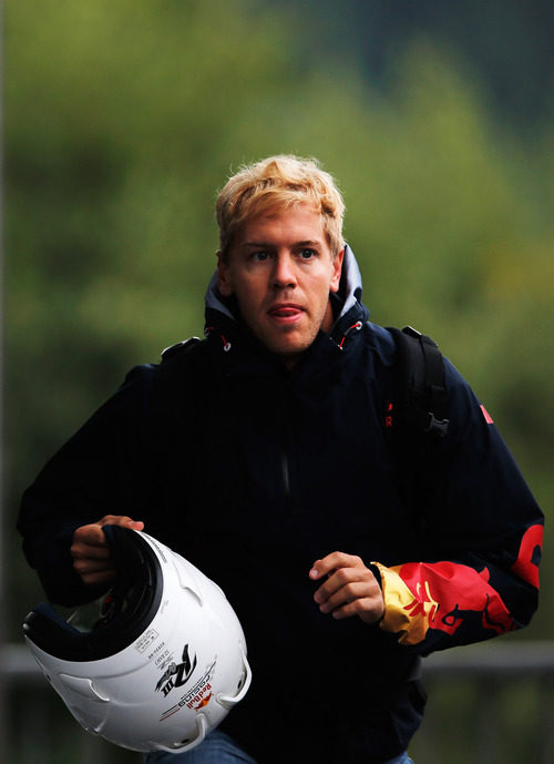 Sebastian Vettel llegó en moto a Spa