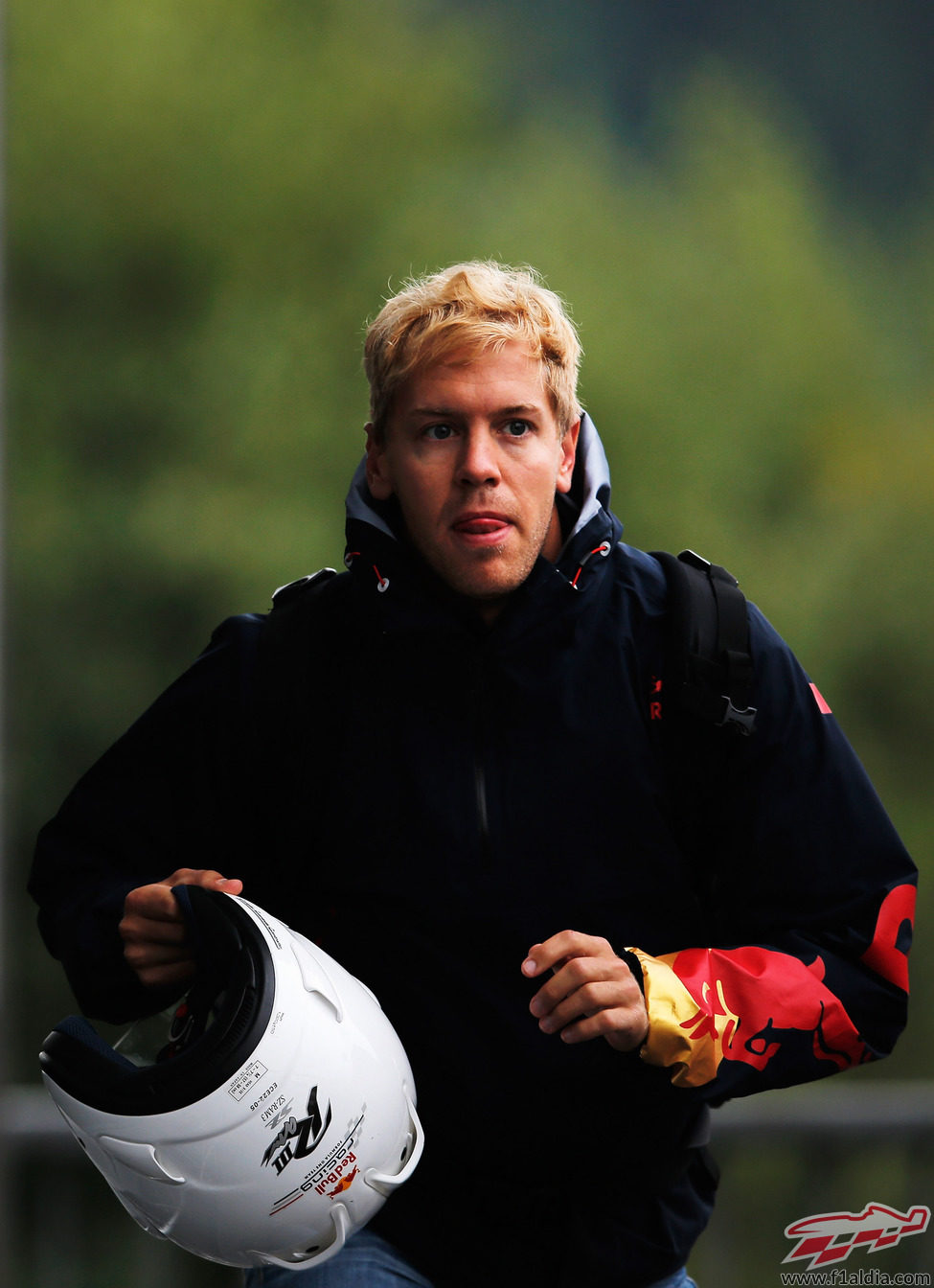 Sebastian Vettel llegó en moto a Spa