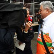 Vijay Mallya habla para la prensa