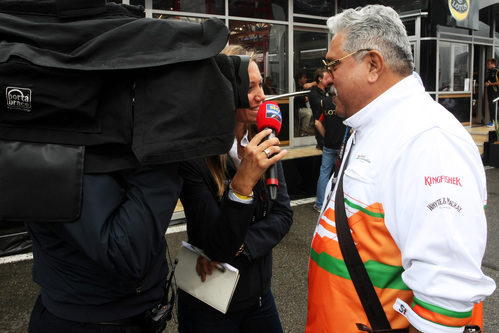 Vijay Mallya habla para la prensa