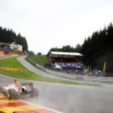 Paul di Resta encara una mojada Eau Rouge