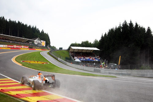 Paul di Resta encara una mojada Eau Rouge