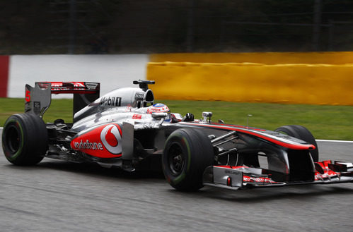 Jenson Button avanza con el intermedio