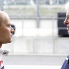 Pat Symonds charla con Valtteri Bottas