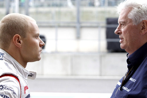 Pat Symonds charla con Valtteri Bottas