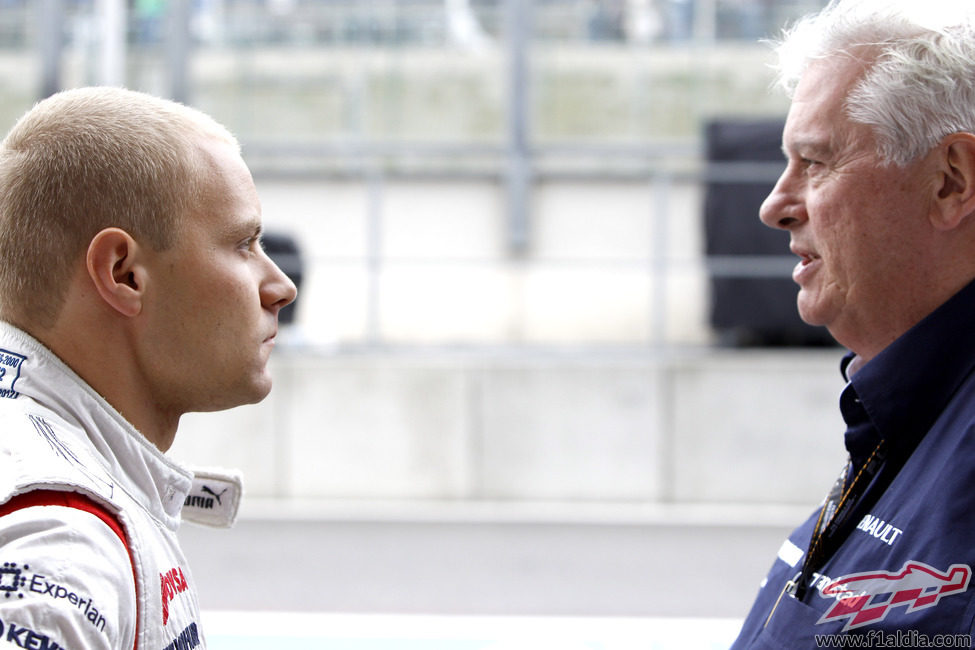 Pat Symonds charla con Valtteri Bottas