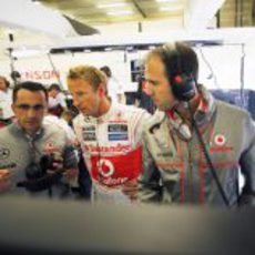 Jenson Button intercambia opiniones con los ingenieros