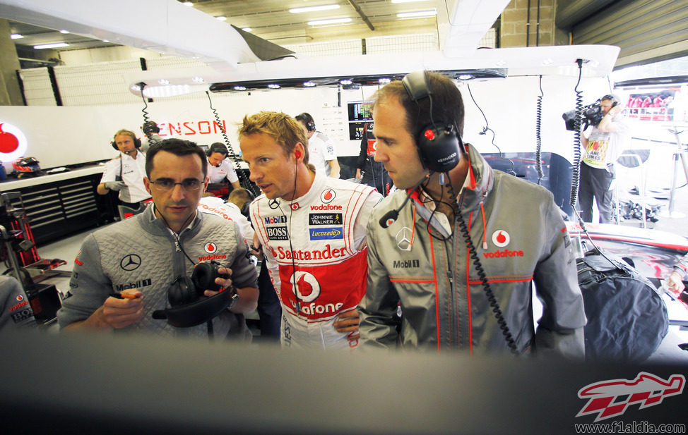 Jenson Button intercambia opiniones con los ingenieros