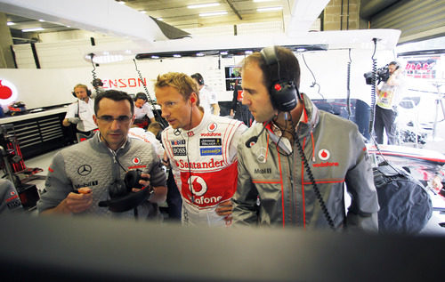 Jenson Button intercambia opiniones con los ingenieros