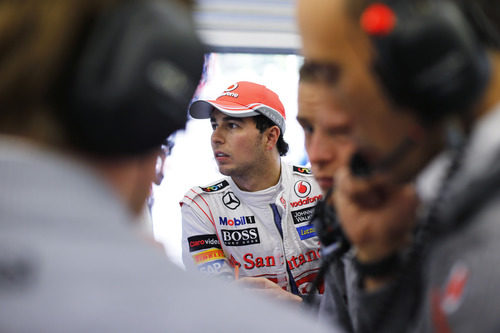 Sergio Pérez en el box de McLaren