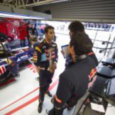 Daniel Ricciardo ultima detalles antes de la clasificación