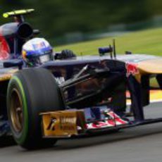 Daniel Ricciardo avanza en Spa