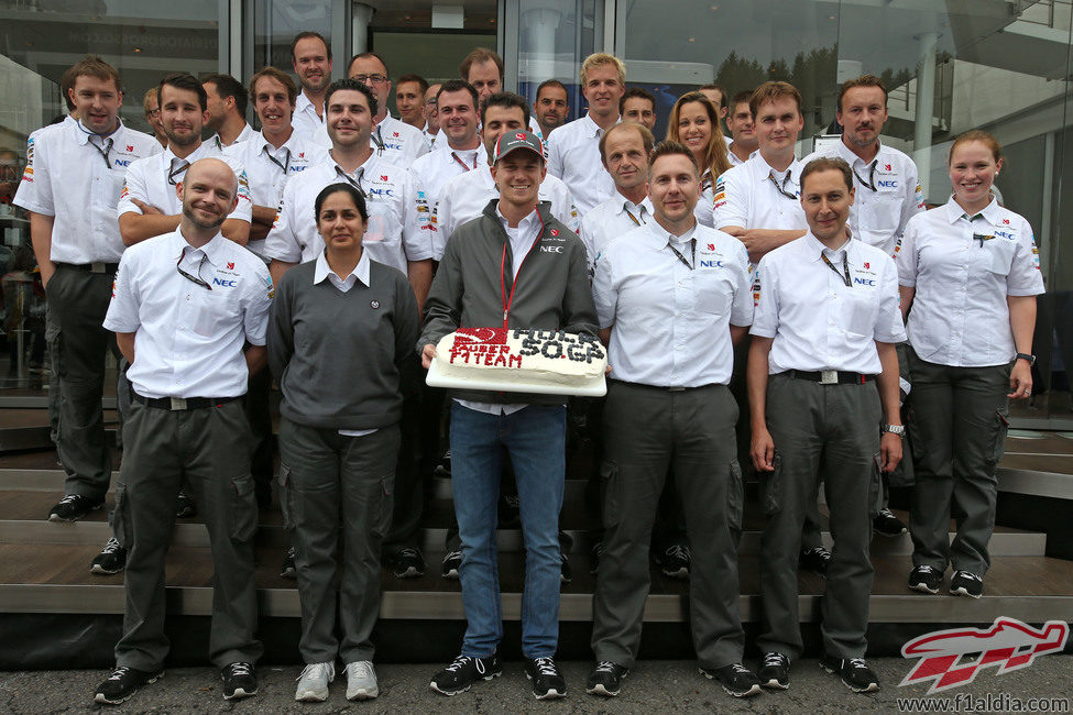 Tarta para Nico Hülkenberg por sus 50 GPs