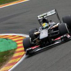 Esteban Gutiérrez sale de una curva en Spa