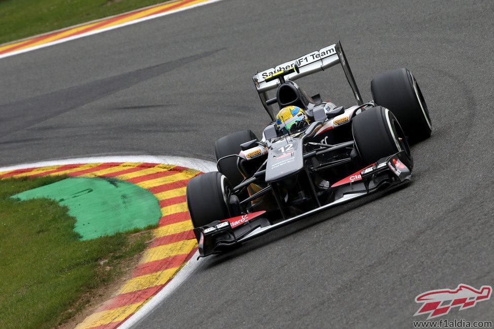 Esteban Gutiérrez sale de una curva en Spa