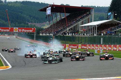 Fernando Alonso apura la frenada en la salida