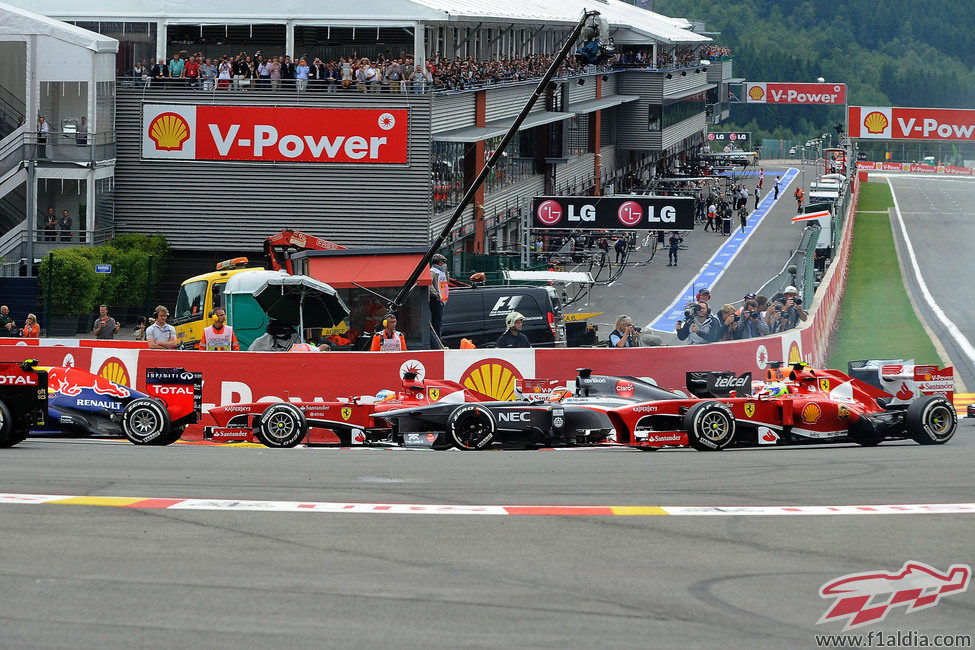 Los Ferrari pasan la primera curva