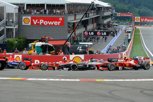 Los Ferrari pasan la primera curva