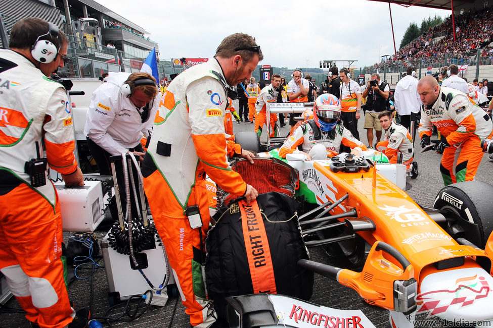 Paul di Resta se prepara en la parrilla de salida