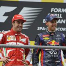 Fernando Alonso y Sebastian Vettel sonríen