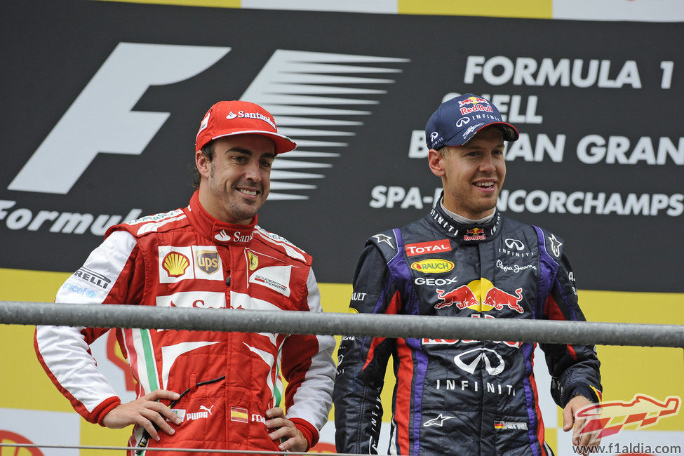 Fernando Alonso y Sebastian Vettel sonríen